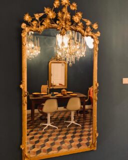 Voorlopig zijn we er nog… met prachtige nieuwe items 🪞Antieke spiegels met bladgoud uit Frankrijk.  #antiekespiegel #goudenspiegel #antiek #kroonluchters #frenchinteriors #fransespiegels #verguldespiegel #houtsnijwerk #rococo #louisquinze #quote #schouw #eighteenthcentury