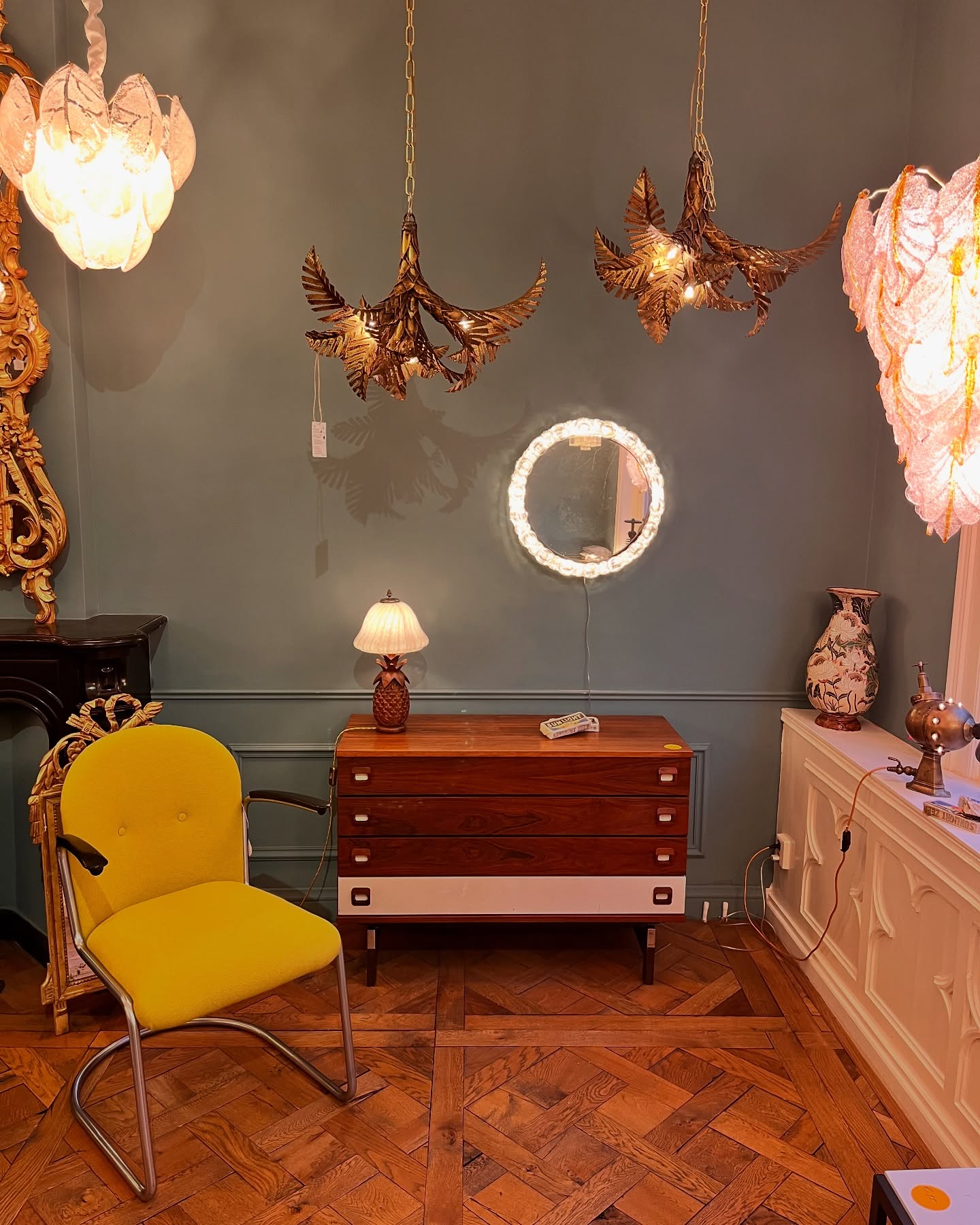 Heerlijk seventies design! #seventies# vintagemirror #maisonjansen #palmlamp #scandinaviandesign #scandinavianfurniture #sixties #mazzega #muranolamp #muranochandelier #kroonluchters #designlighting # Venini #Vistosi #glassart #glassdesigns