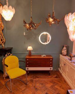 Heerlijk seventies design! #seventies# vintagemirror #maisonjansen #palmlamp #scandinaviandesign #scandinavianfurniture #sixties #mazzega #muranolamp #muranochandelier #kroonluchters #designlighting # Venini #Vistosi #glassart #glassdesigns